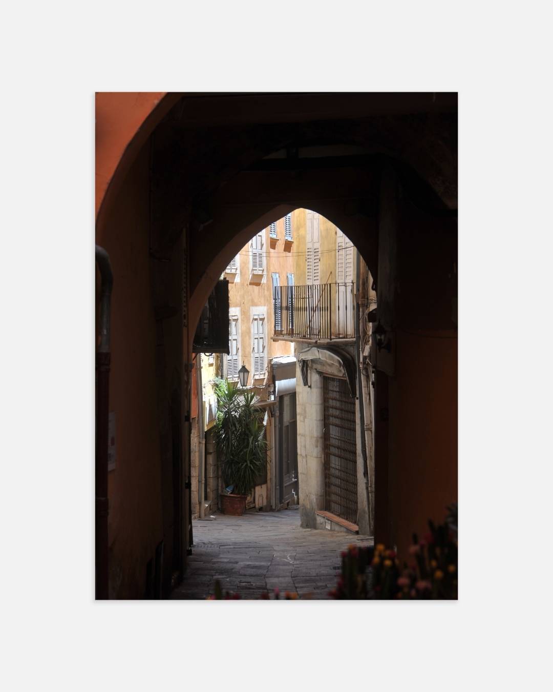 Straat met boog in historisch stadscentrum Poster