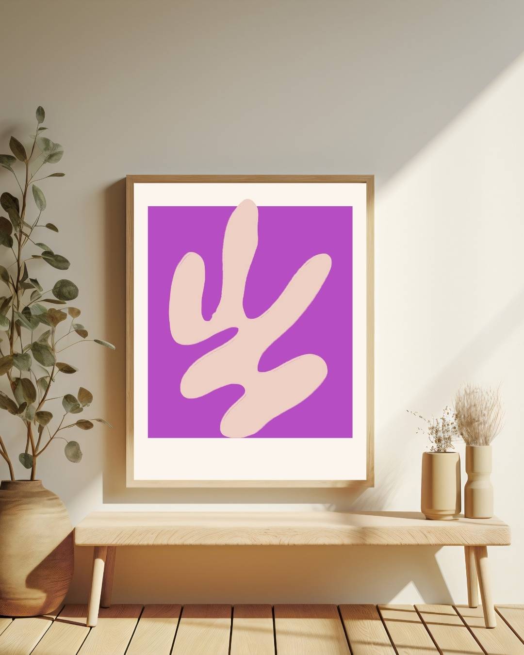 Beige abstracte vorm op paarse achtergrond Poster