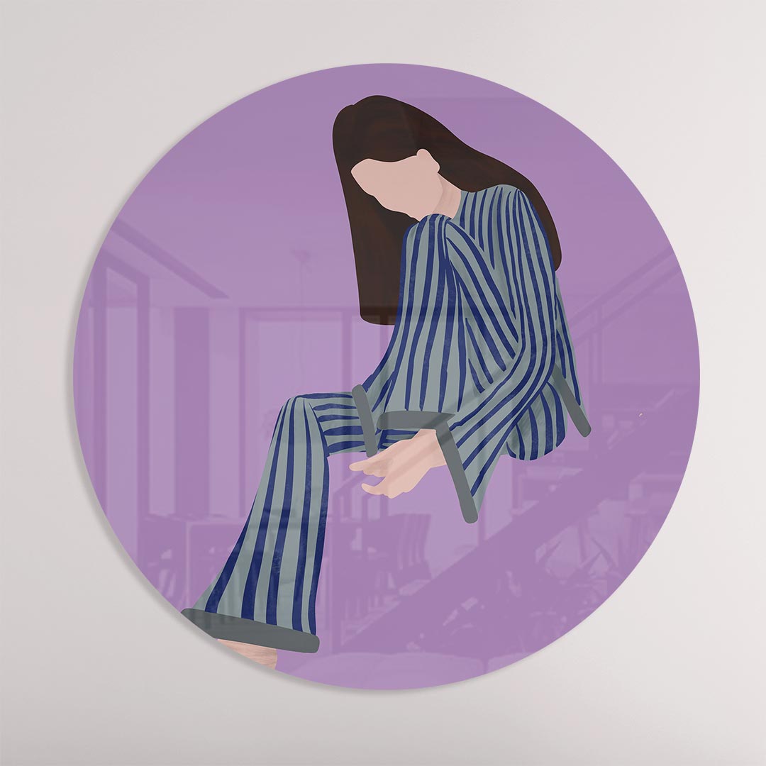 Dromerige vrouw op paarse achtergrond Muurcirkel-WallArtistic