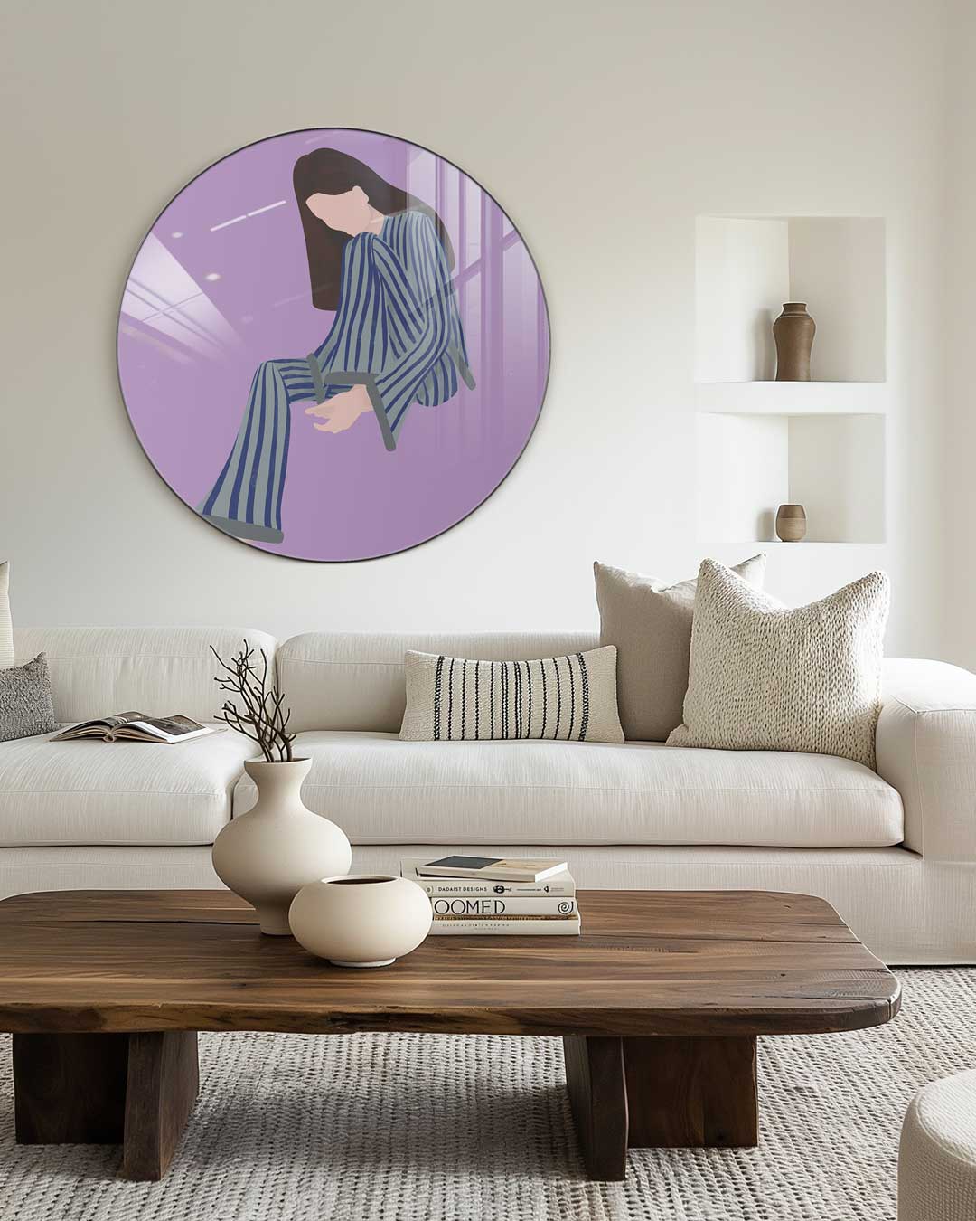 Dromerige vrouw op paarse achtergrond Muurcirkel-WallArtistic