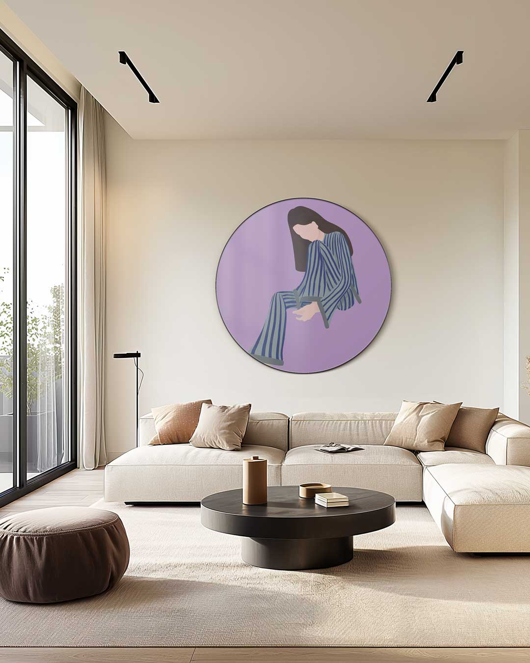 Dromerige vrouw op paarse achtergrond Muurcirkel-WallArtistic