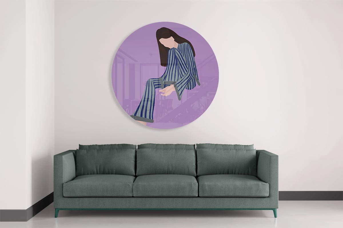 Dromerige vrouw op paarse achtergrond Muurcirkel-WallArtistic