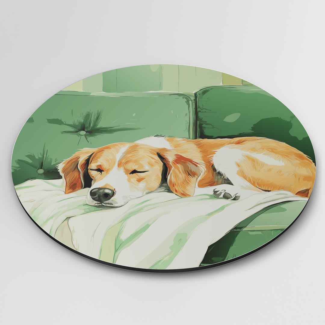 Sfeervolle Muurcirkel Hond op Groene Bank-WallArtistic