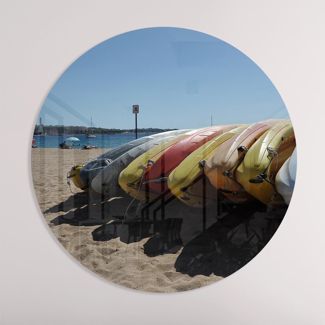 Zonnig strand met kajaks muurcirkel