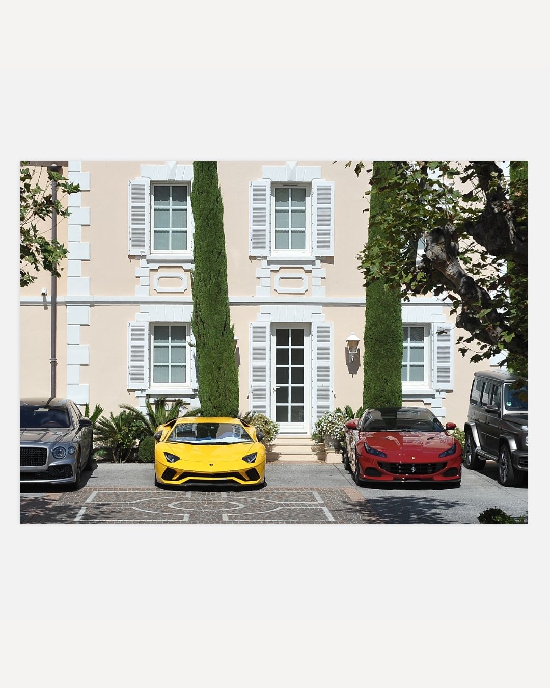 Luxe villa met sportauto's Poster