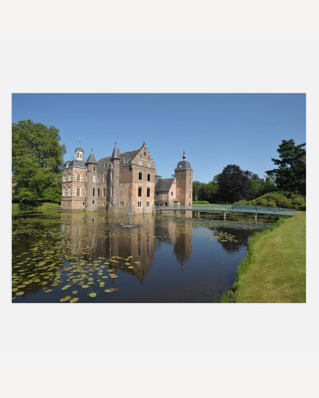 Historisch kasteel met waterpartij Poster