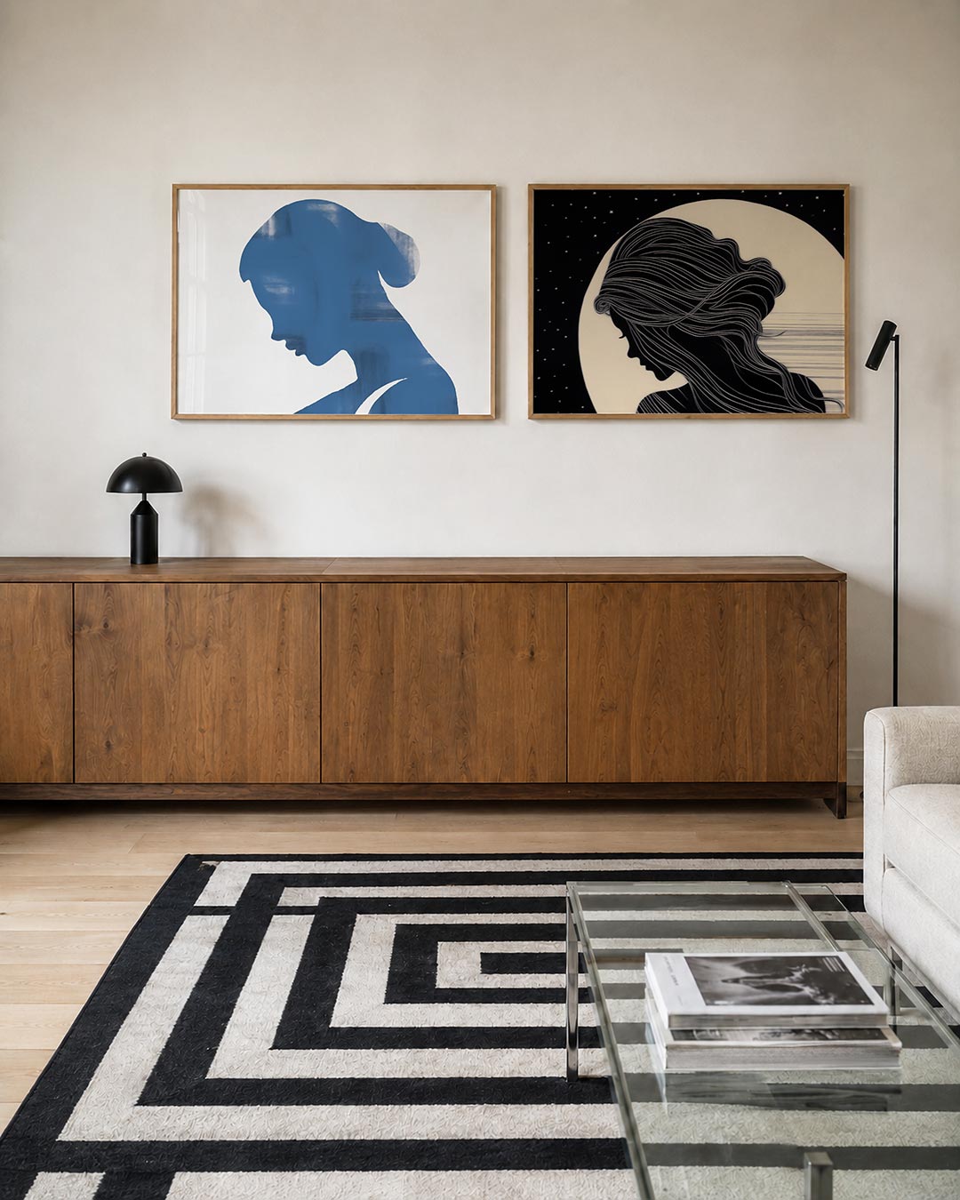 Twee liggende posters met een vloeiende blauwe vorm tegen een witte achtergrond, aan de muur in een interieur