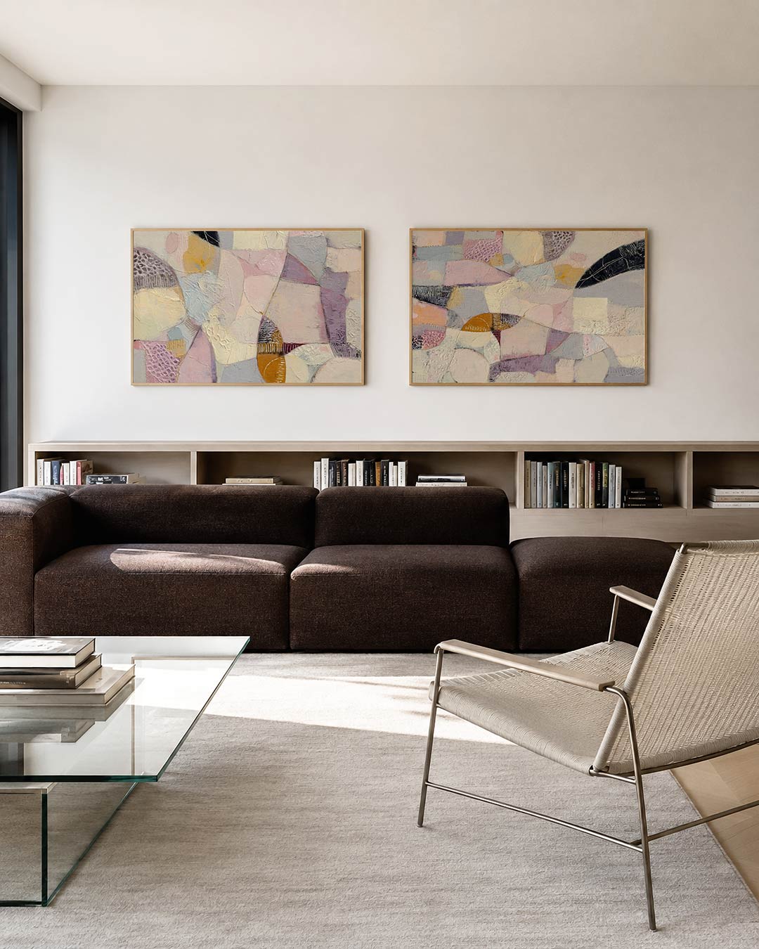 Tweedelige posterset met zachte pasteltinten en aardetinten, getoond in een interieur