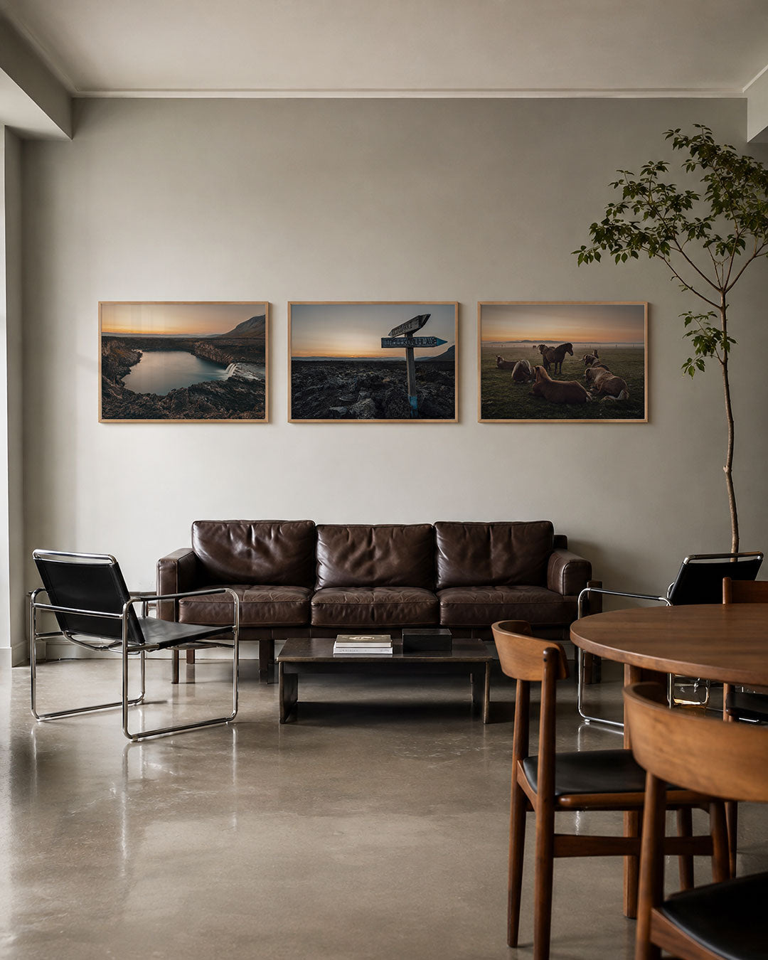 Interieur met liggend fotografisch drieluik avondlicht op ruig land – Gerald Emming