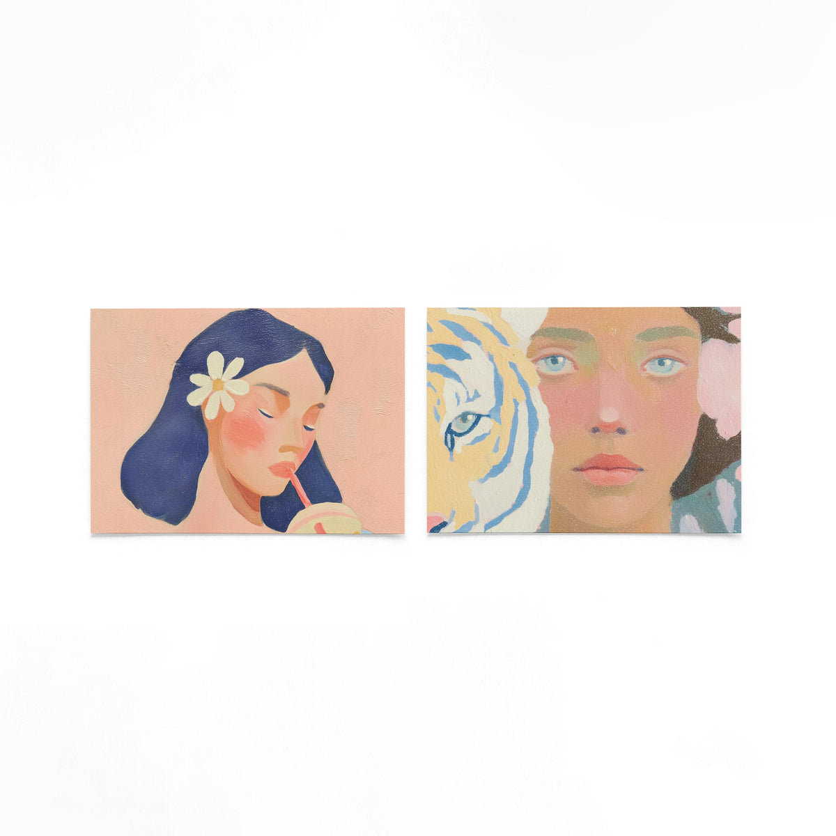 Twee liggende posters met een vrouw met donkerblauw haar en een witte bloem op een gebroken witte achtergrond