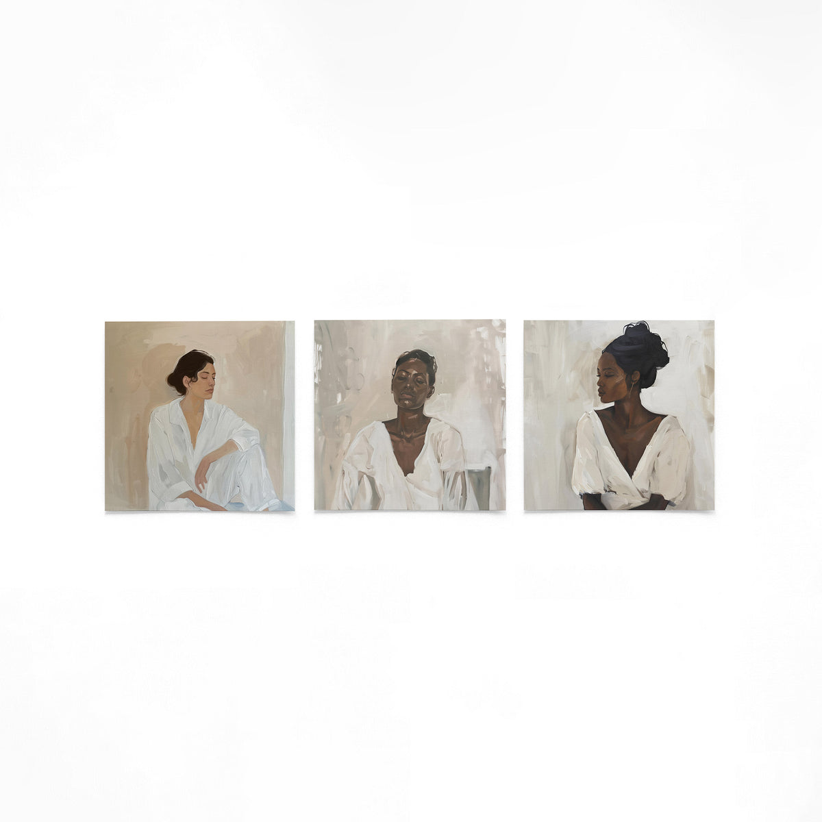 Drie vierkante posters met portretten in wit op een gebroken witte achtergrond