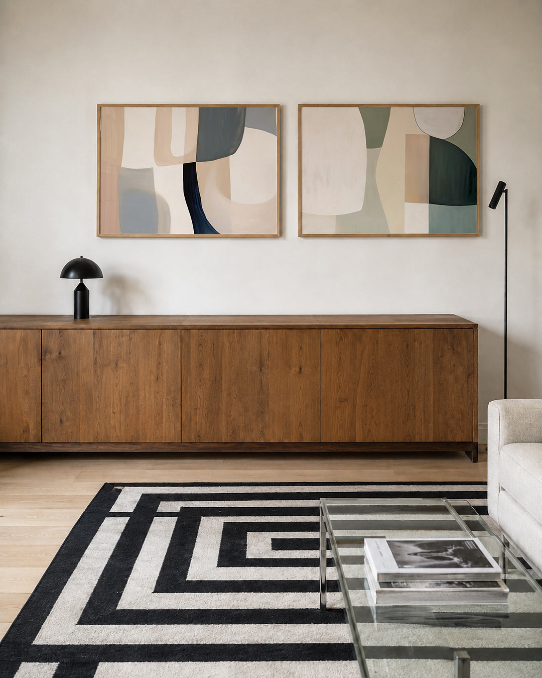 Twee liggende posters met zachte, vloeiende lijnen en fijne kleurvlakken in beige, blauw, aan de muur in een interieur