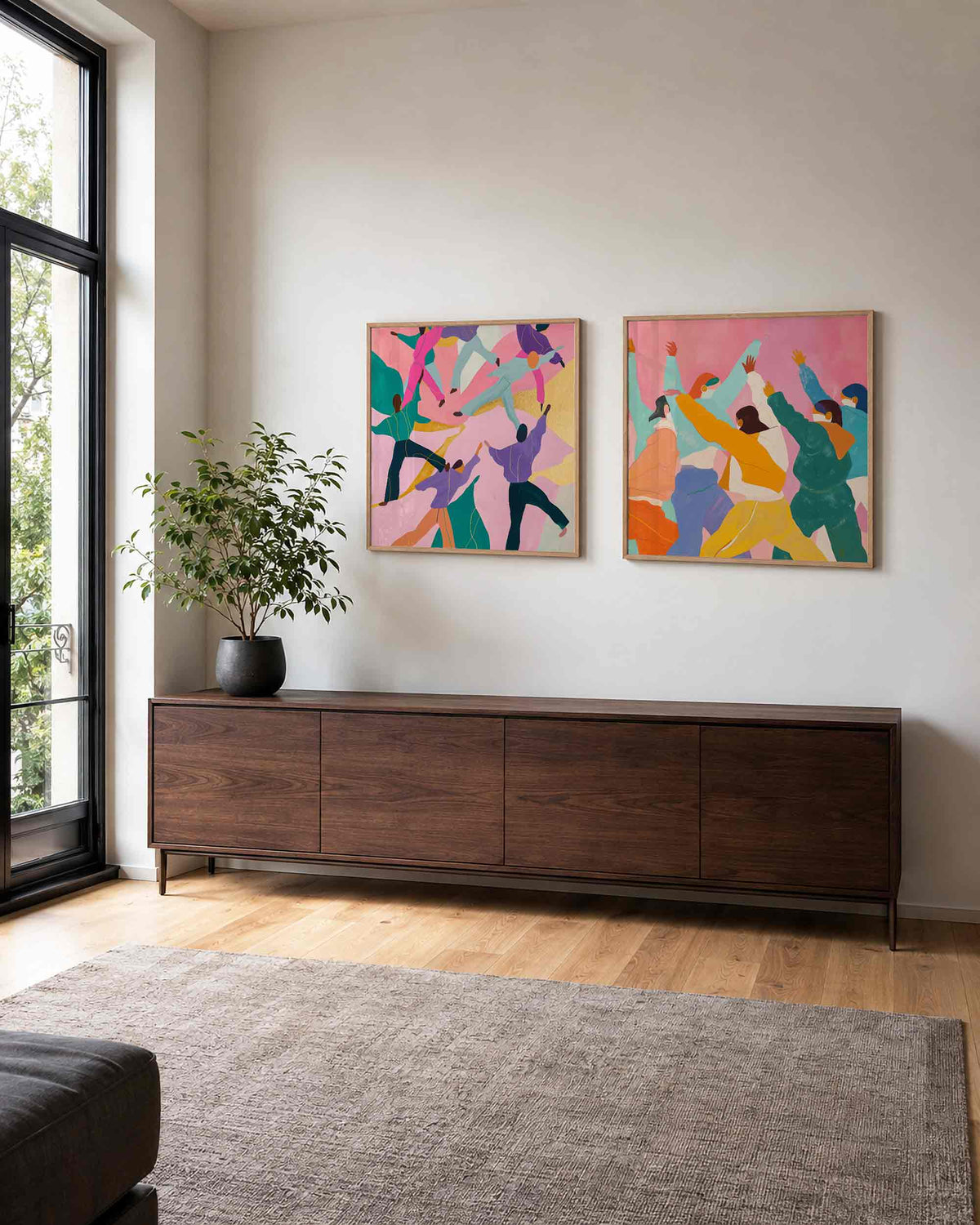 Interieurpresentatie van een tweedelige vierkante posterset met dansende figuren