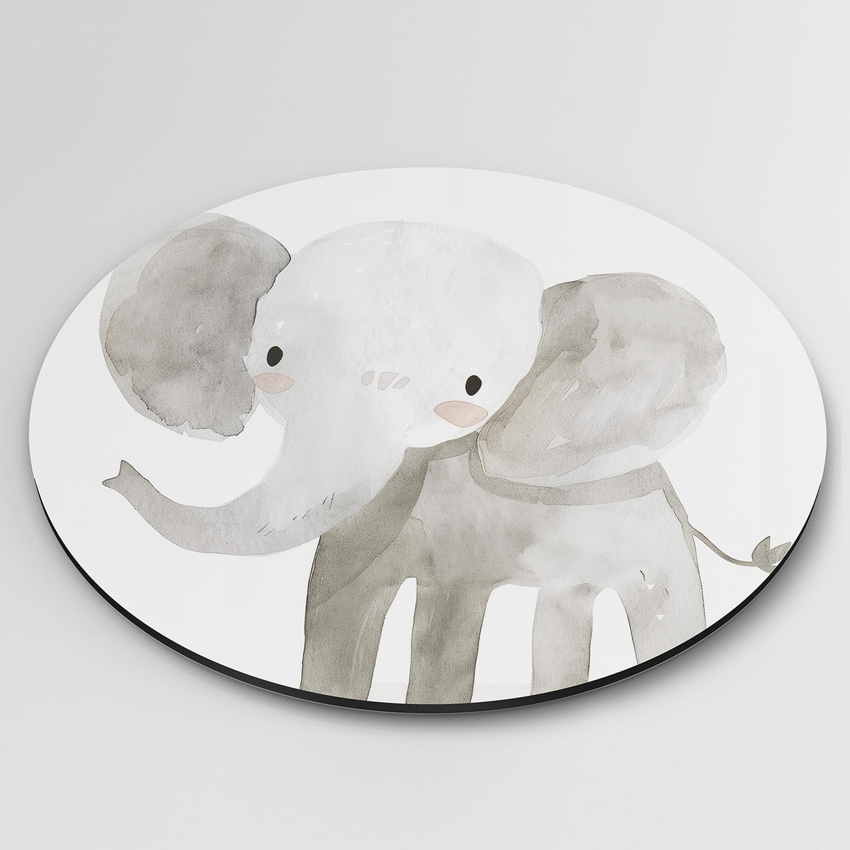 Schattige olifant Muurcirkel – detailweergave – Een olifant met grote oren in zachte grijstinten en subtiele roze accenten.