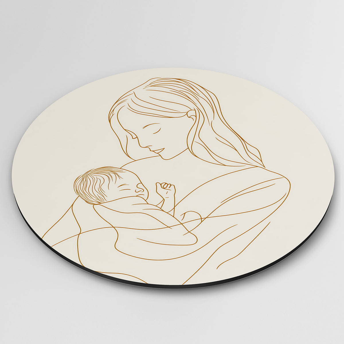 Moeder en kind Muurcirkel – detailweergave – Een lijntekening van een moeder die een baby vasthoudt in zachte beige tinten.