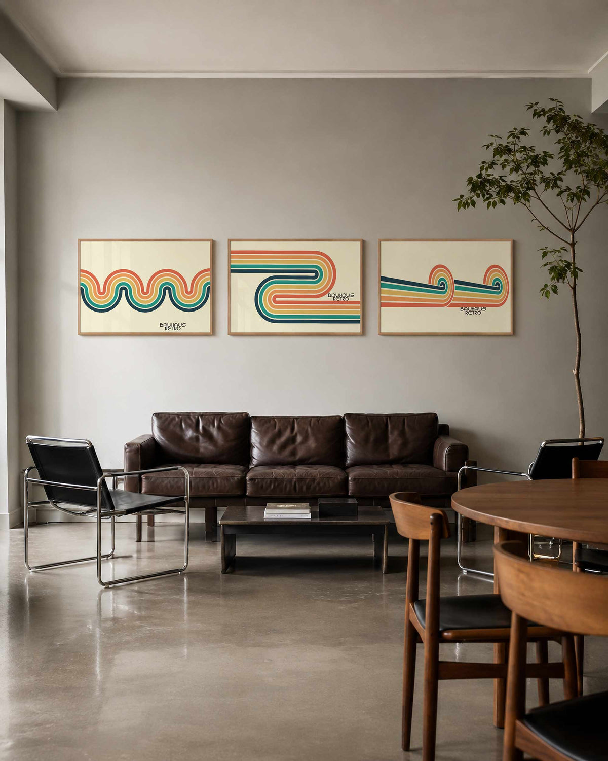 Interieurmockup van drieluik landscape-posterset met gestreepte kleurbogen