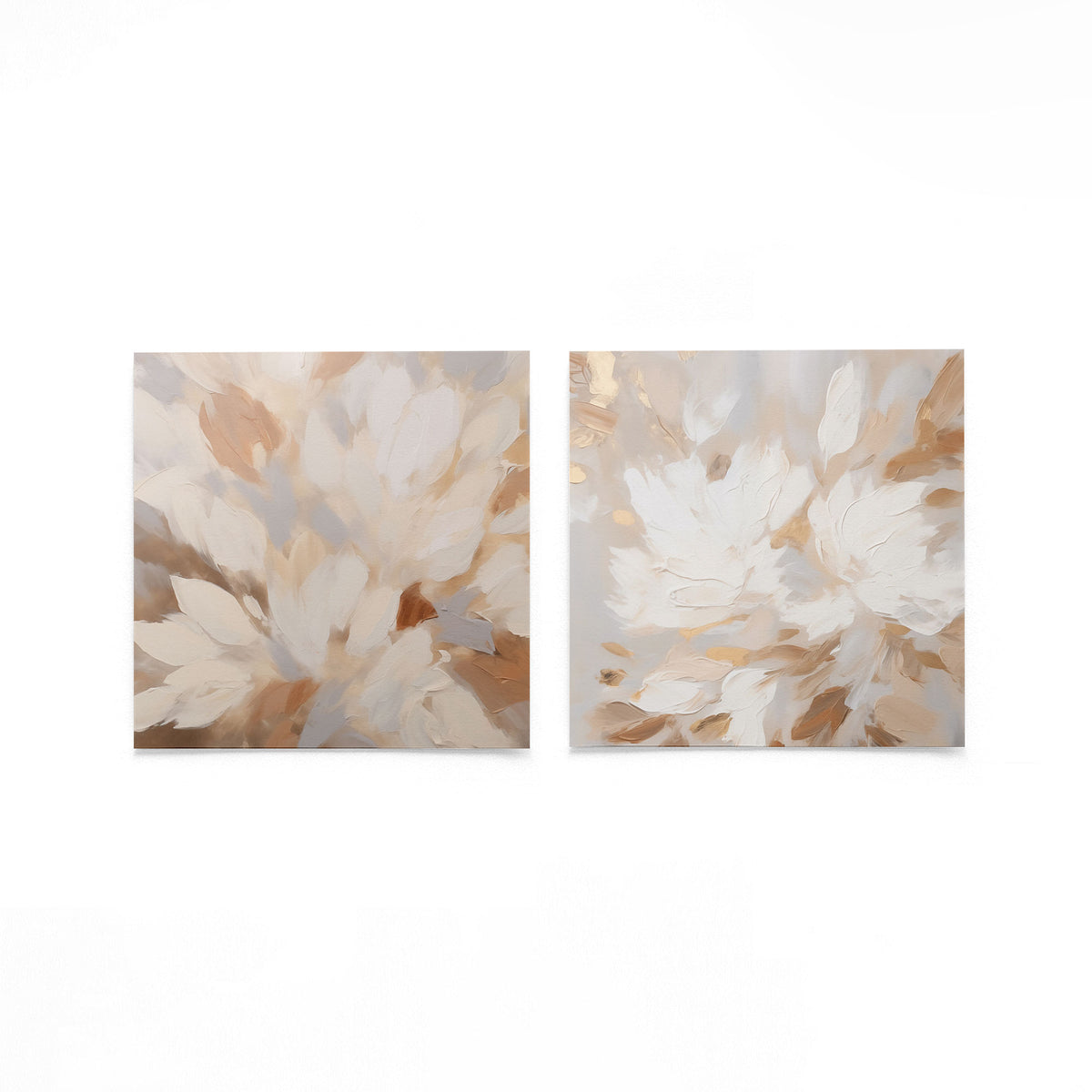 Twee vierkante posters met witte bloemen op een gebroken witte achtergrond