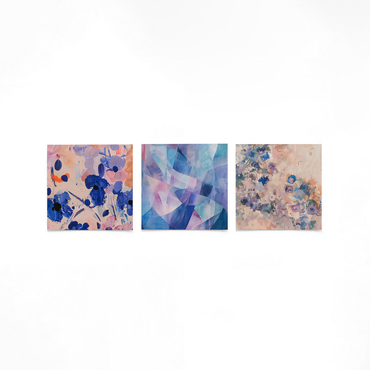 Drie vierkante posters met abstracte kleuren op een gebroken witte achtergrond
