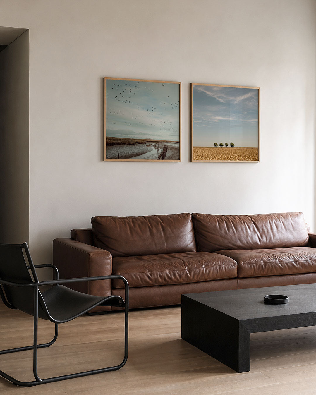 Interieur met vierkant fotografisch tweeluik vogels boven stille velden – Gerald Emming