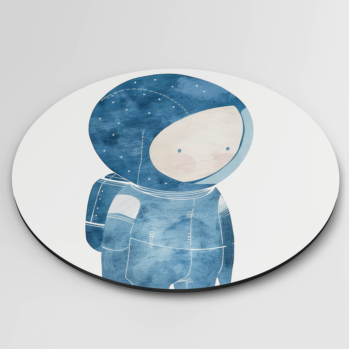 Astronaut in blauw Muurcirkel – detailweergave – Een figuur in een blauw ruimtepak met een beige gezicht en subtiele roze
