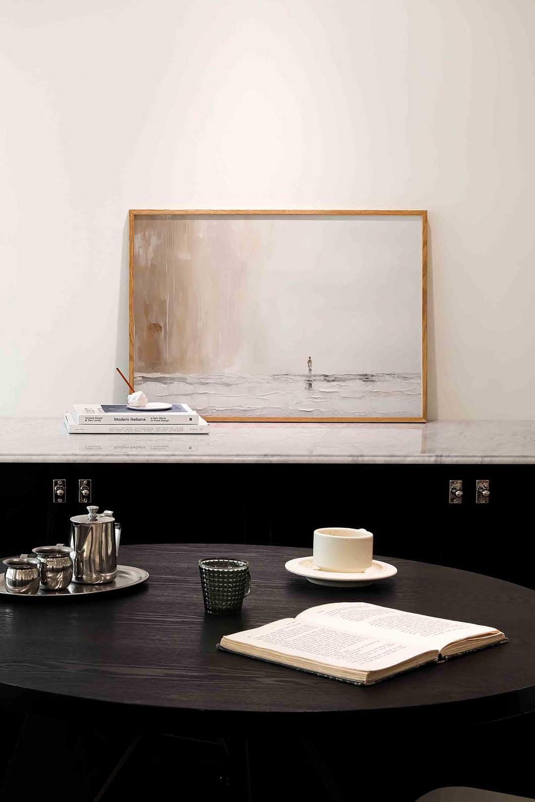 Eenzaam figuur in landschap Poster