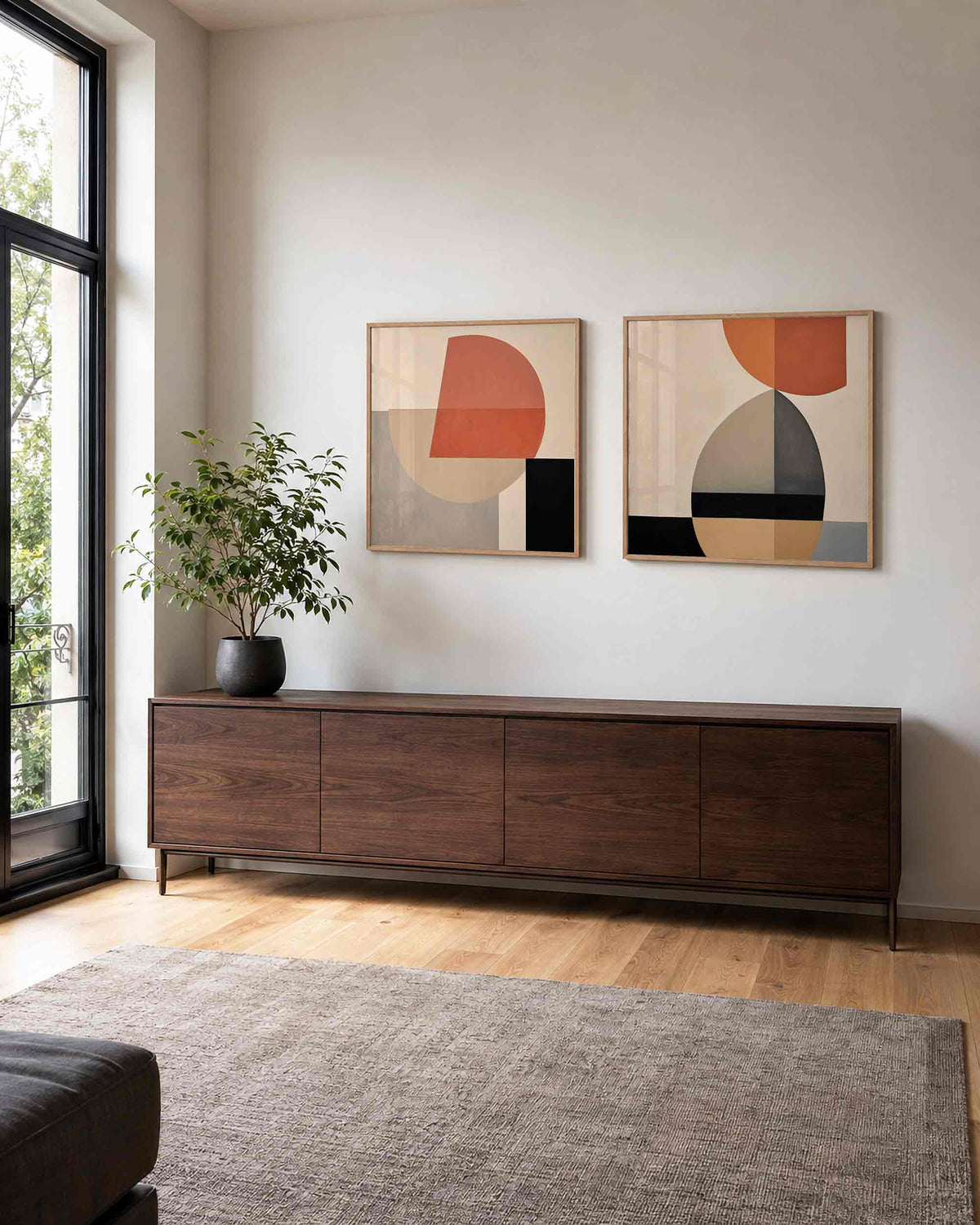 Interieurpresentatie van een tweedelige vierkante posterset met terracotta en vormen