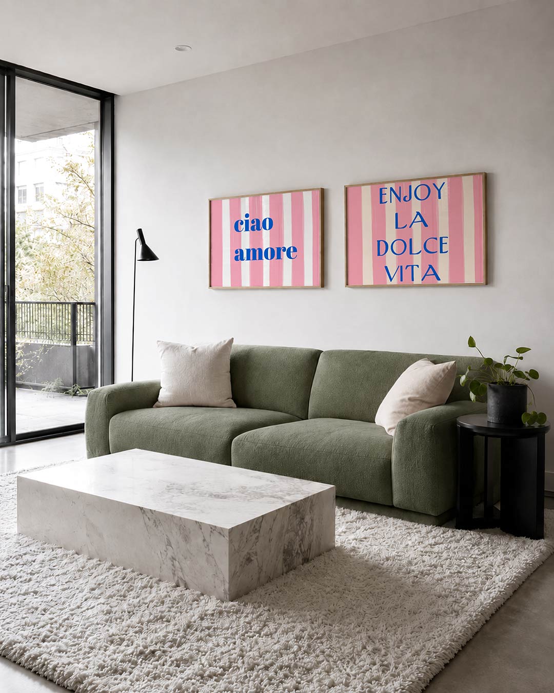 Twee liggende posters met blauwe tekst en roze-witte verticale strepen, aan de muur in een interieur