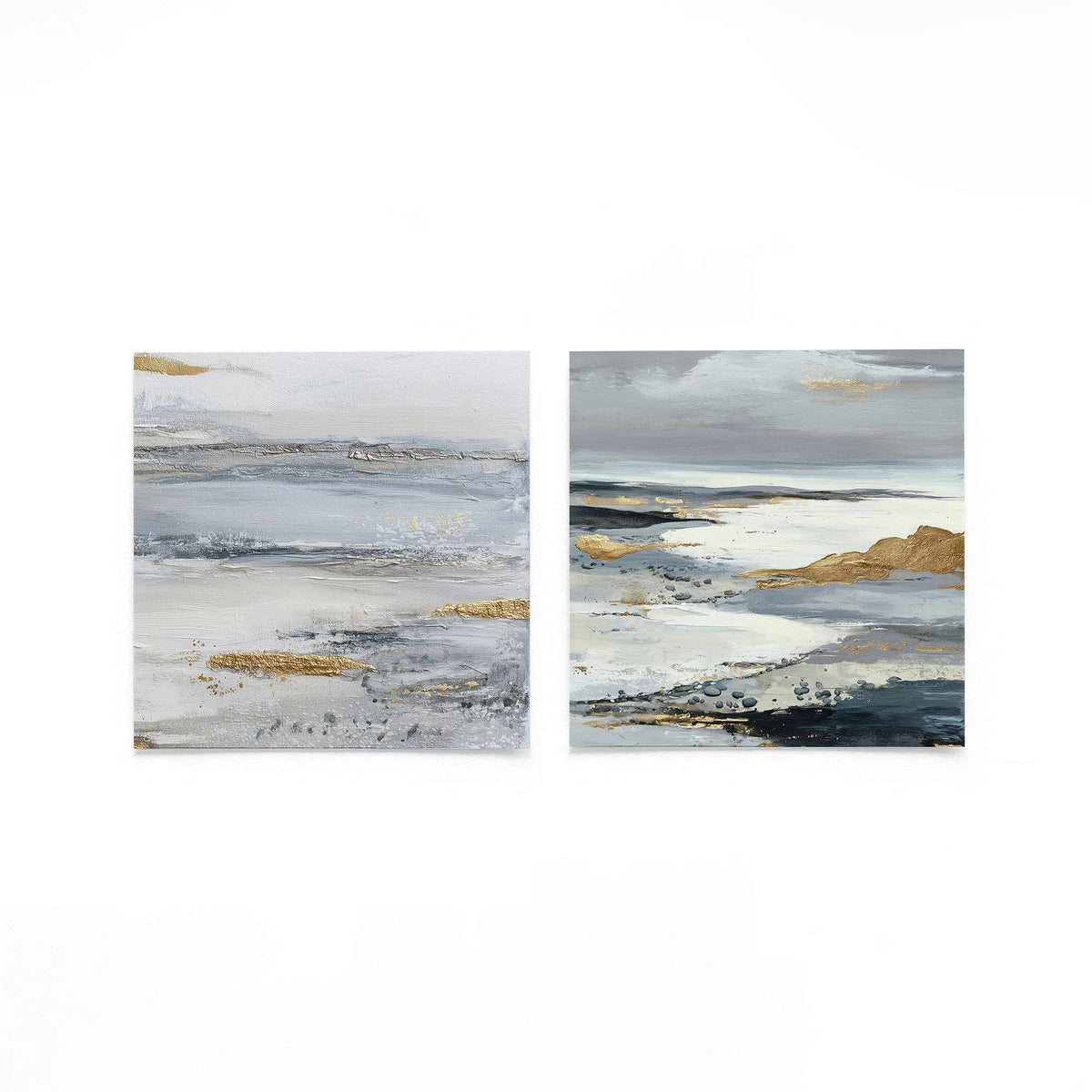 Twee vierkante posters met goudgrijze landschappen op een gebroken witte achtergrond