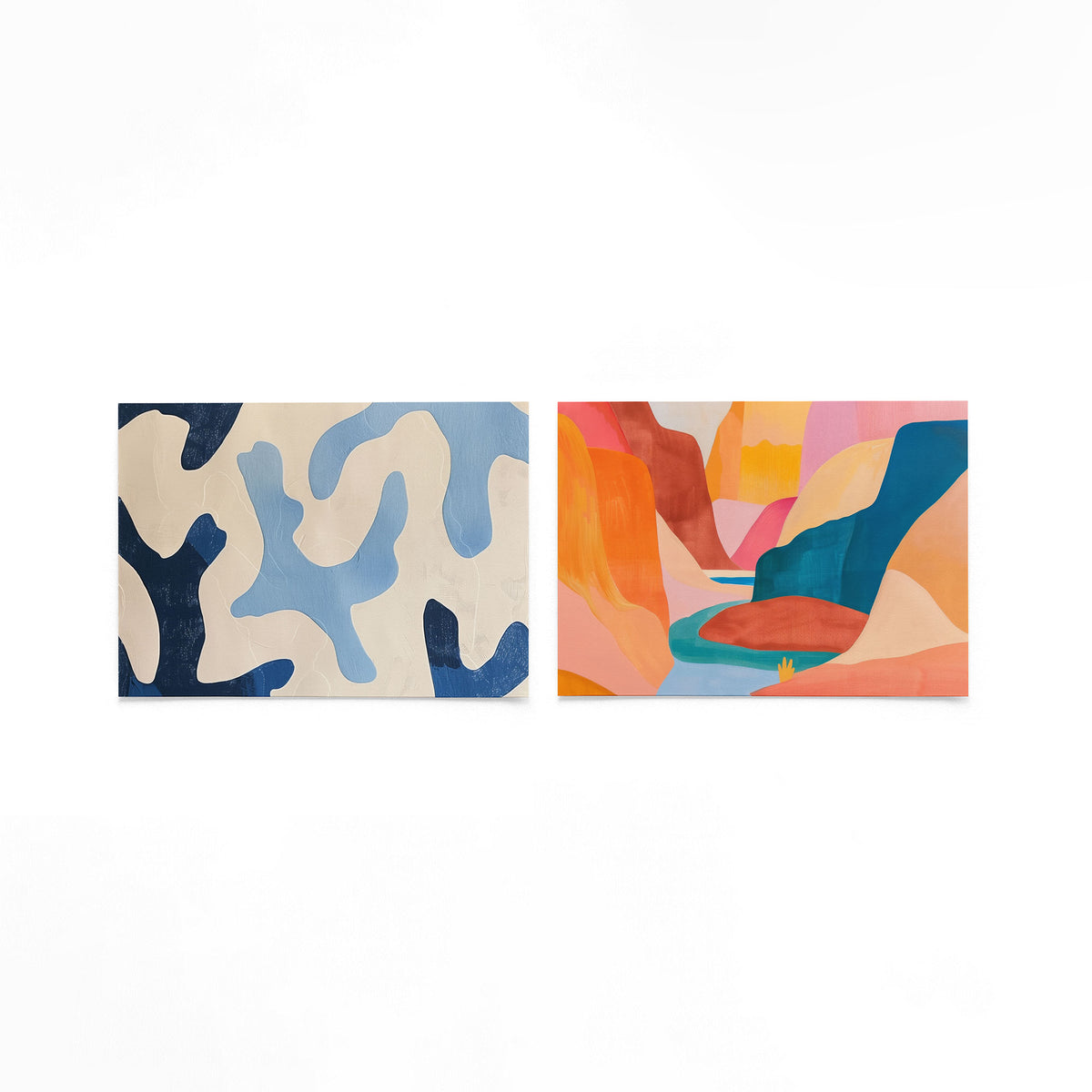 Twee liggende posters met een spel van vloeiende, organische vormen in blauw en crème op een gebroken witte achtergrond