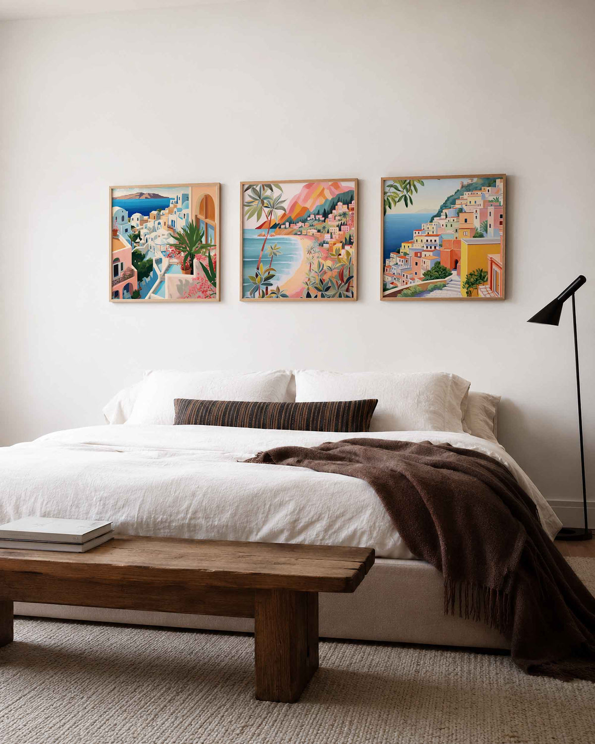 Interieurpresentatie van een driedelige vierkante posterset met mediterrane kustdorpen