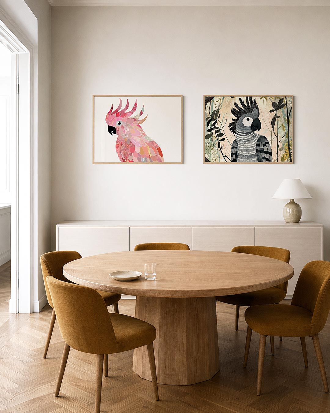 Interieurpresentatie van twee posters met deze kleurrijke vogel bestaat uit een mozaïek van roze en oranje tinten