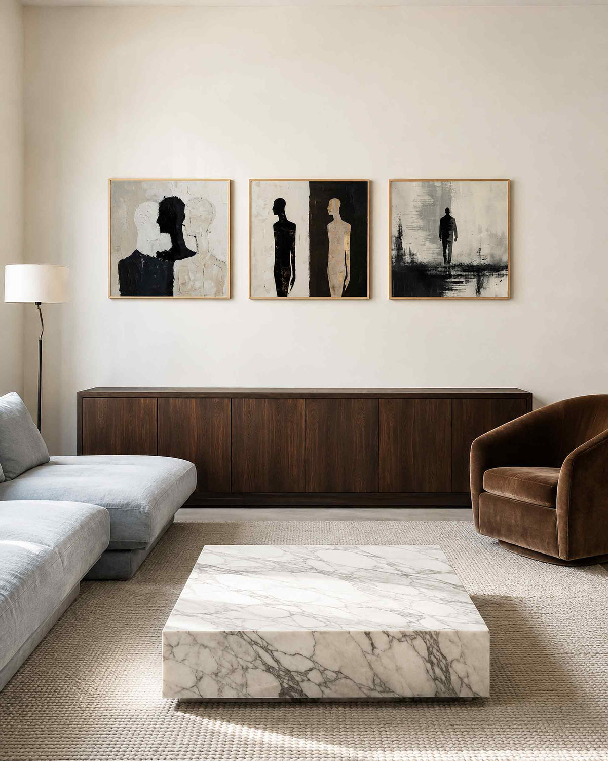 Interieurpresentatie van een driedelige vierkante posterset met abstracte mensfiguren