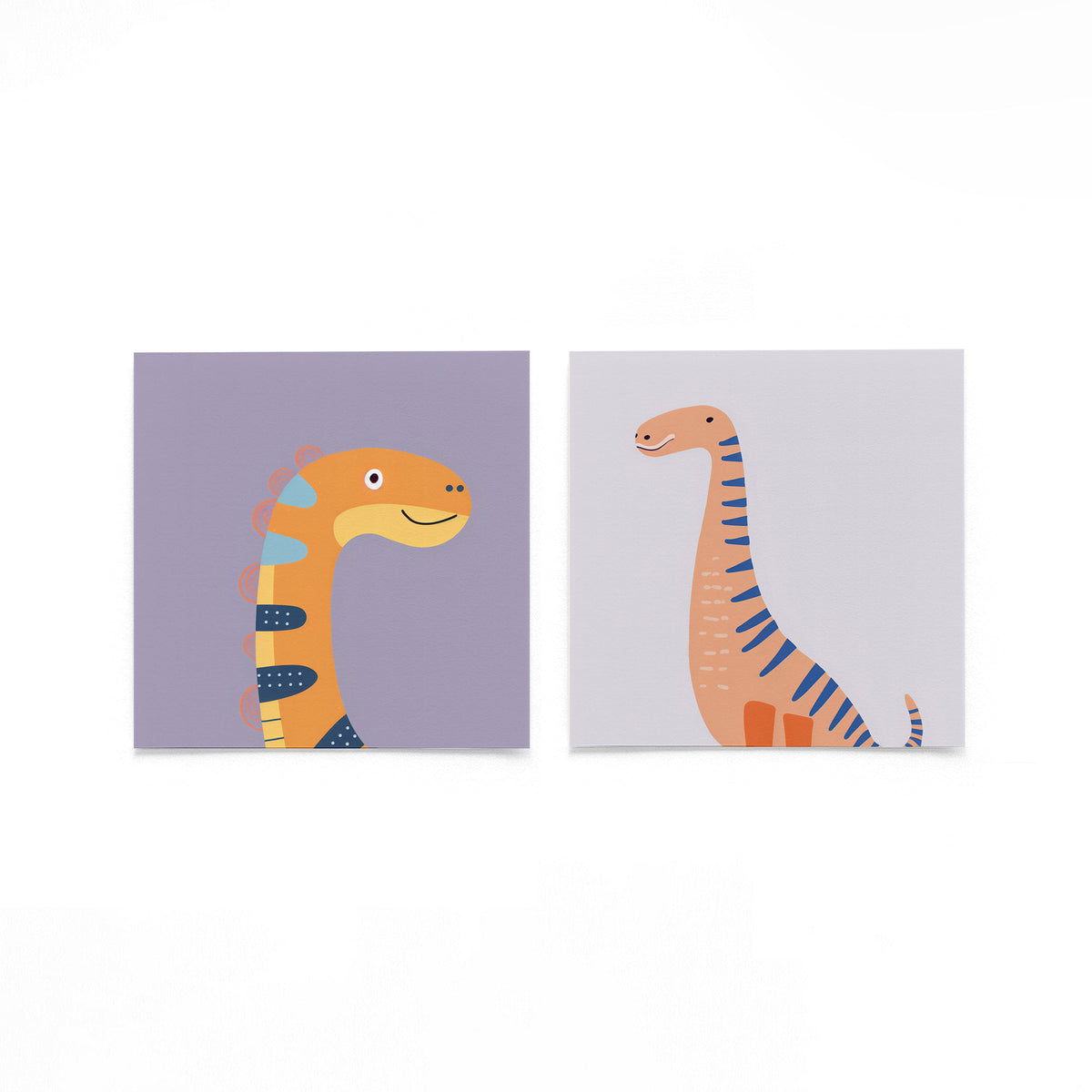 Twee vierkante posters met vrolijke dinosaurussen op een gebroken witte achtergrond
