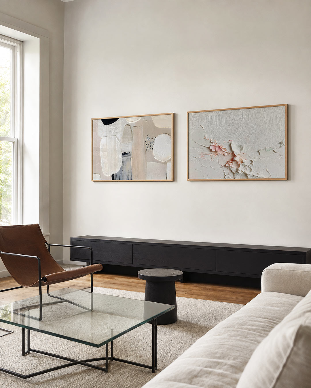 Interieurbeeld met twee liggende posters: een spel van zachte, organische vormen in crèmekleuren