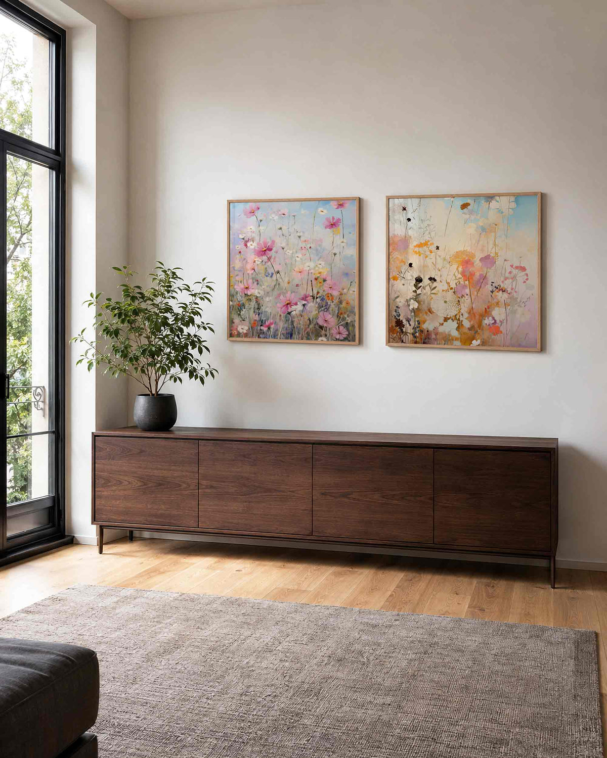 Interieurpresentatie van een tweedelige vierkante posterset met bloemenweide