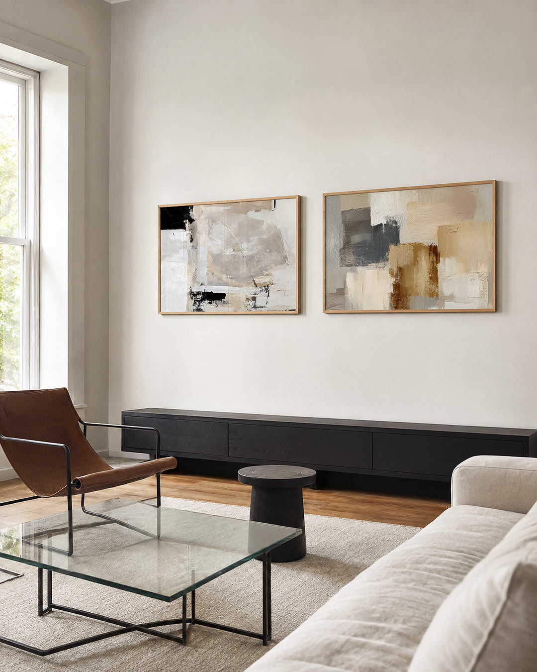 Interieurbeeld met twee liggende posters: beige en witte vlakken met zwarte accenten