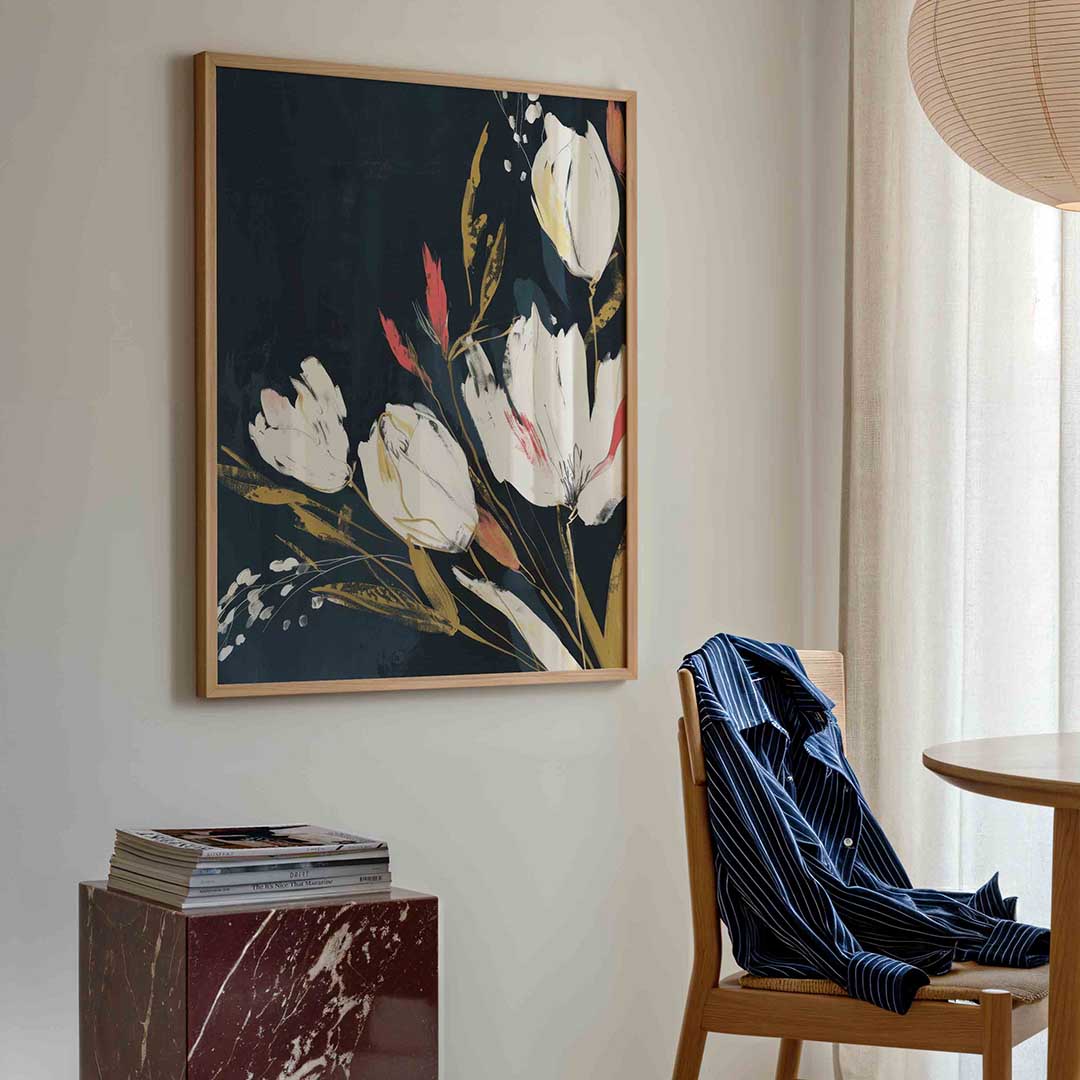 Witte bloemen op donkere achtergrond Poster