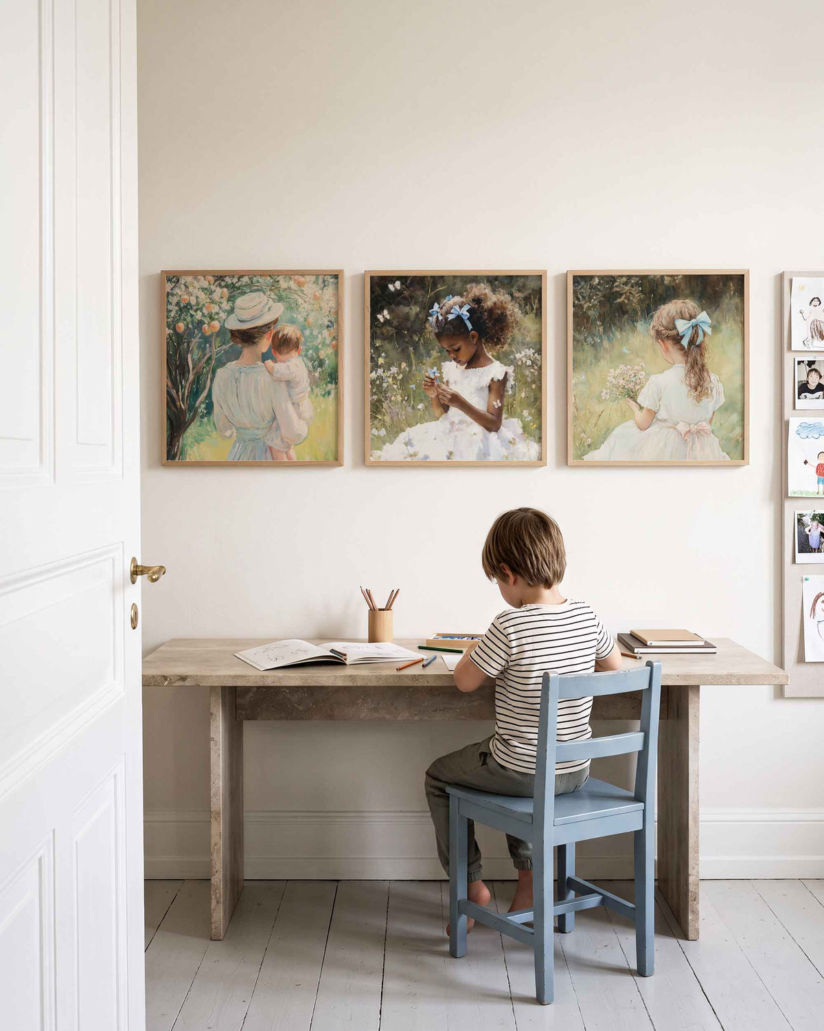 Interieurpresentatie van een driedelige vierkante posterset met meisjes in de bloementuin