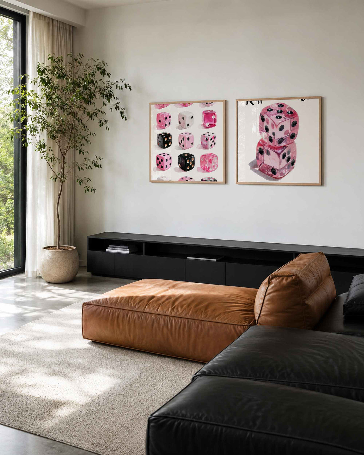 Interieurpresentatie van een tweedelige vierkante posterset met roze dobbelstenen