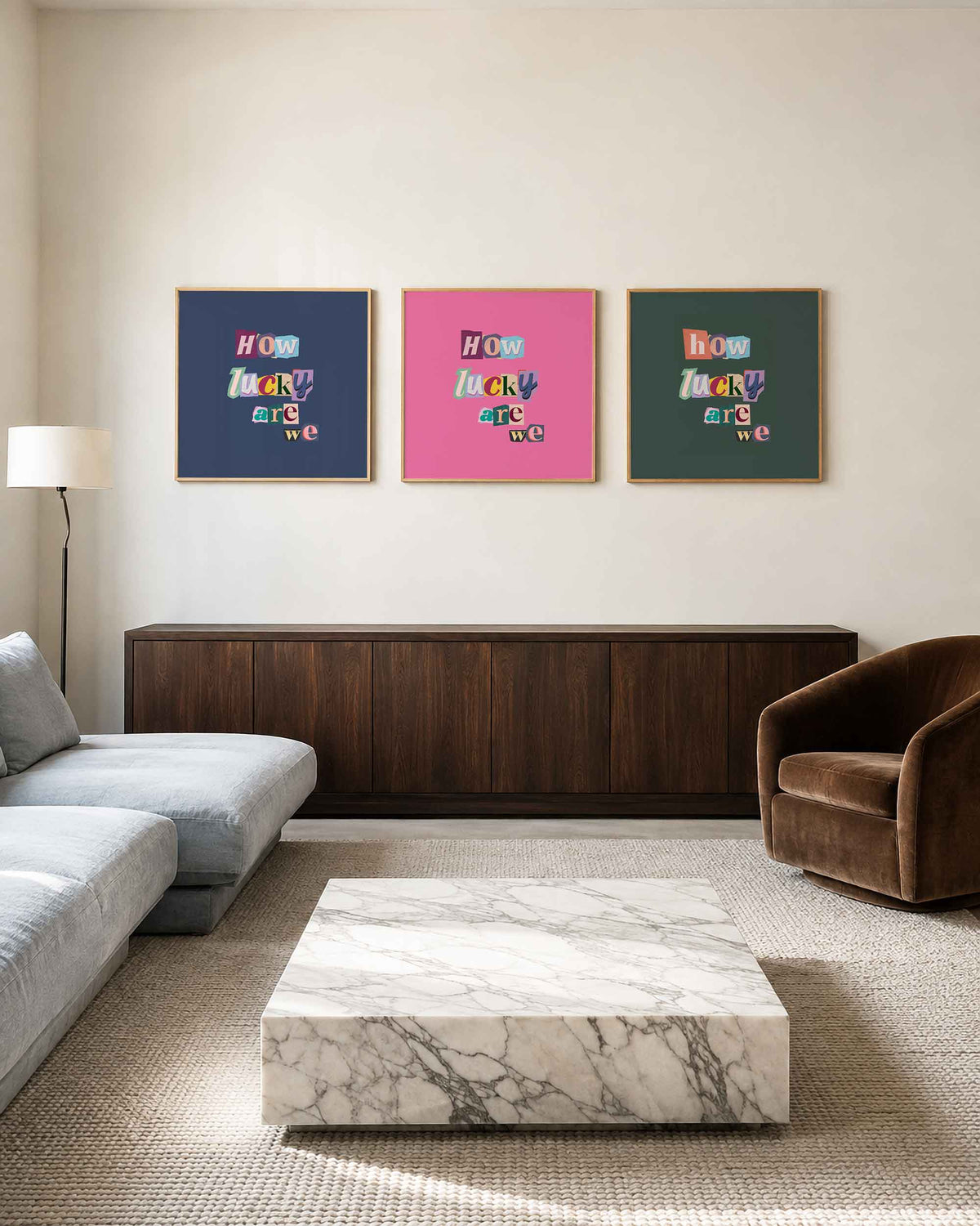 Interieurpresentatie van een driedelige vierkante posterset met how lucky are we