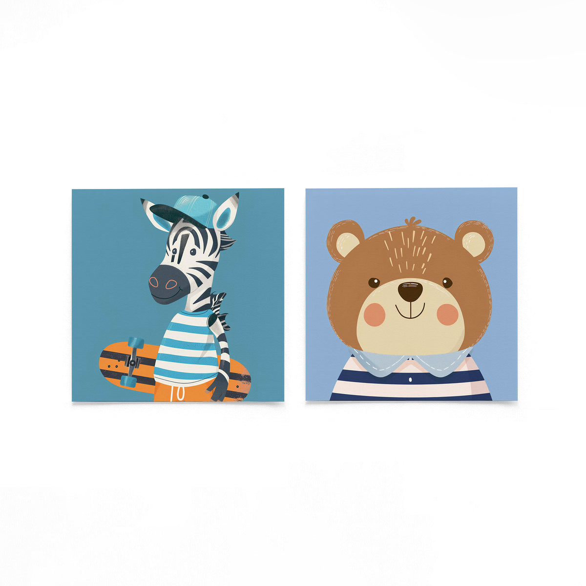 Twee vierkante posters met zebra en beer op een gebroken witte achtergrond