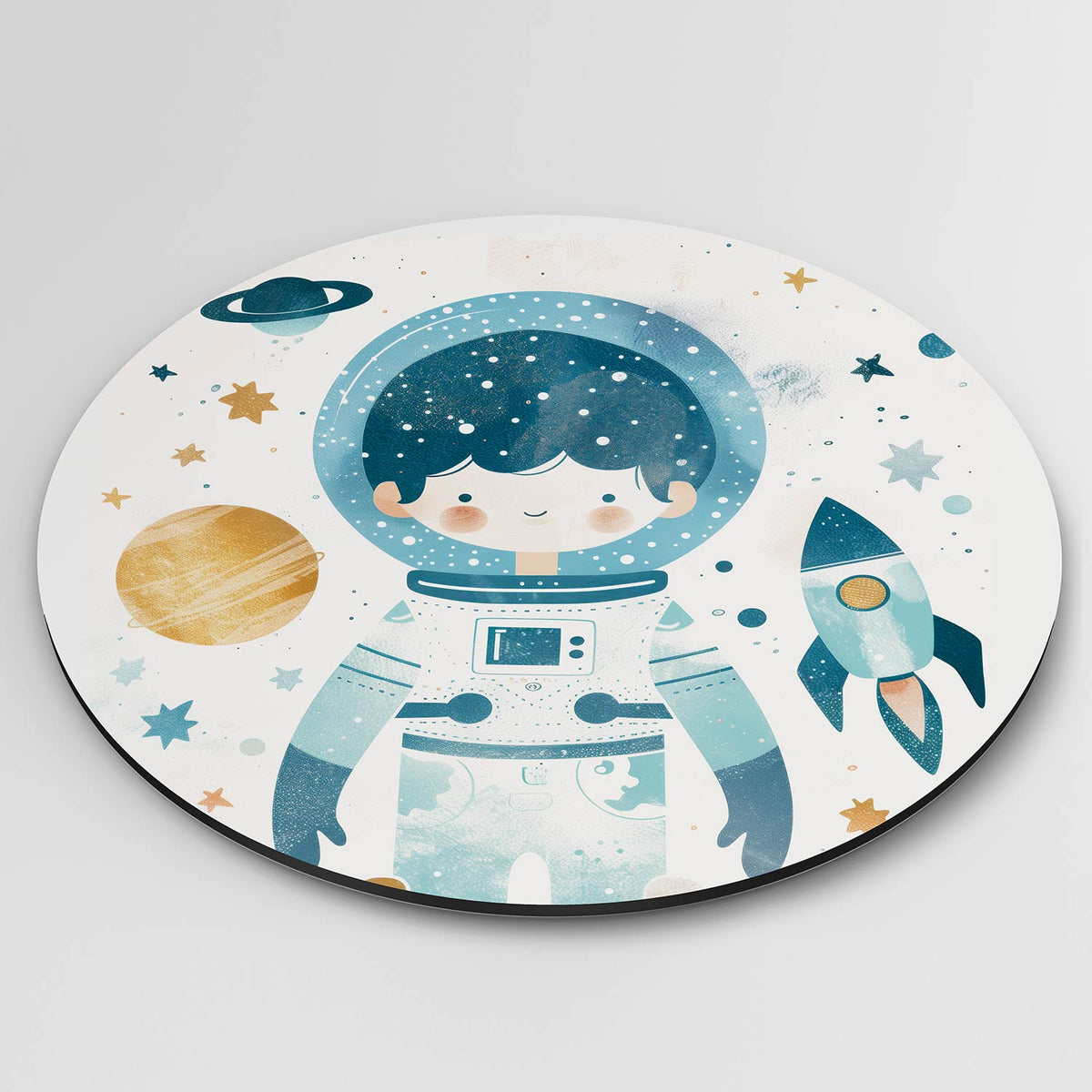 Astronaut en raket Muurcirkel – detailweergave – Een astronaut in een ruimtepak met een raket en planeten in blauw- en