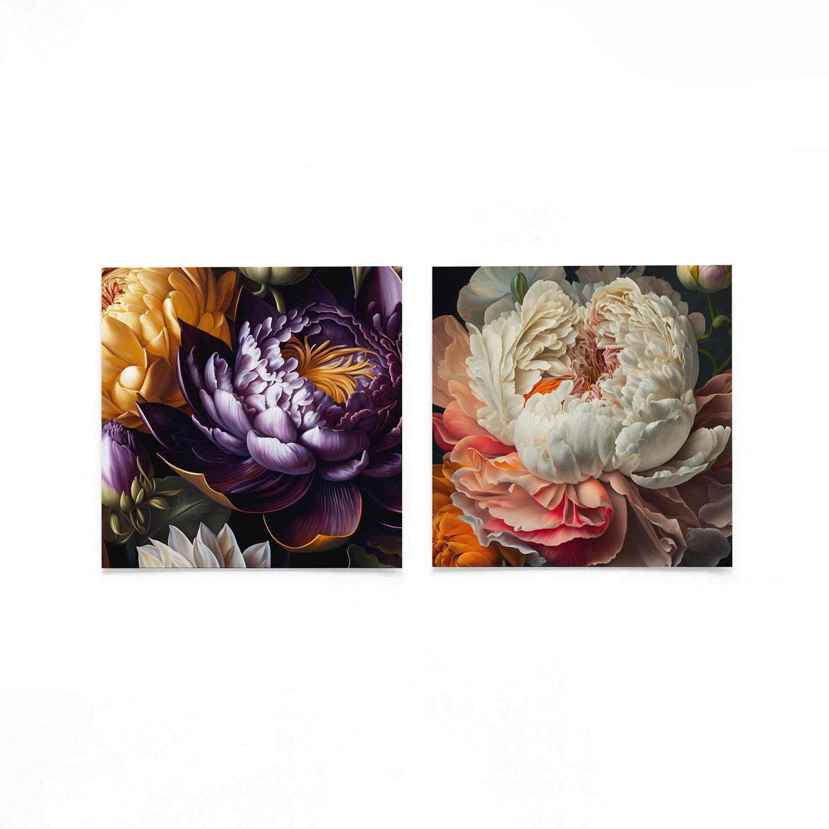 Twee vierkante posters met bloemclose ups op een gebroken witte achtergrond