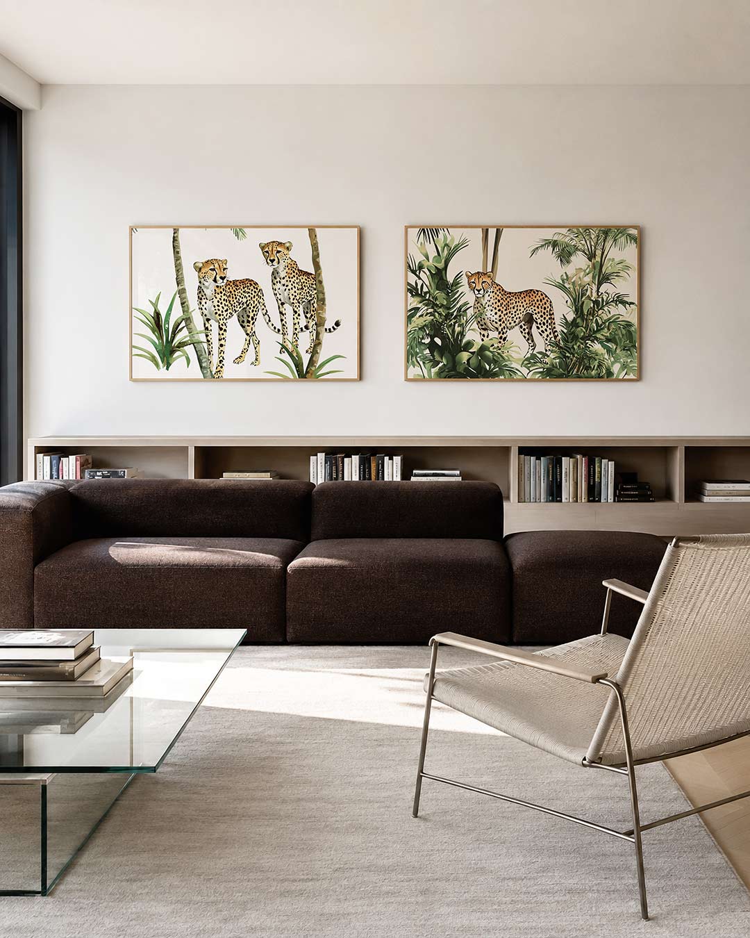 Twee liggende posters met twee cheeta’s tussen palmbomen en groene bladeren, aan de muur in een interieur