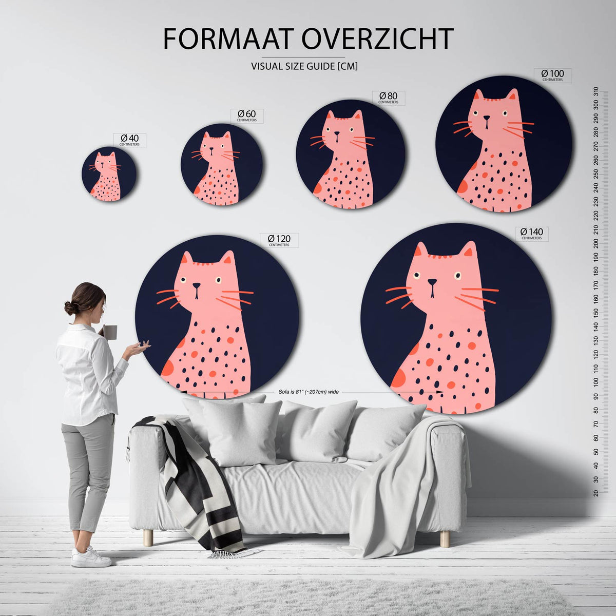 Roze kat Muurcirkel – extra productweergave – Een roze kat met oranje en zwarte stippen tegen een donkere achtergrond.