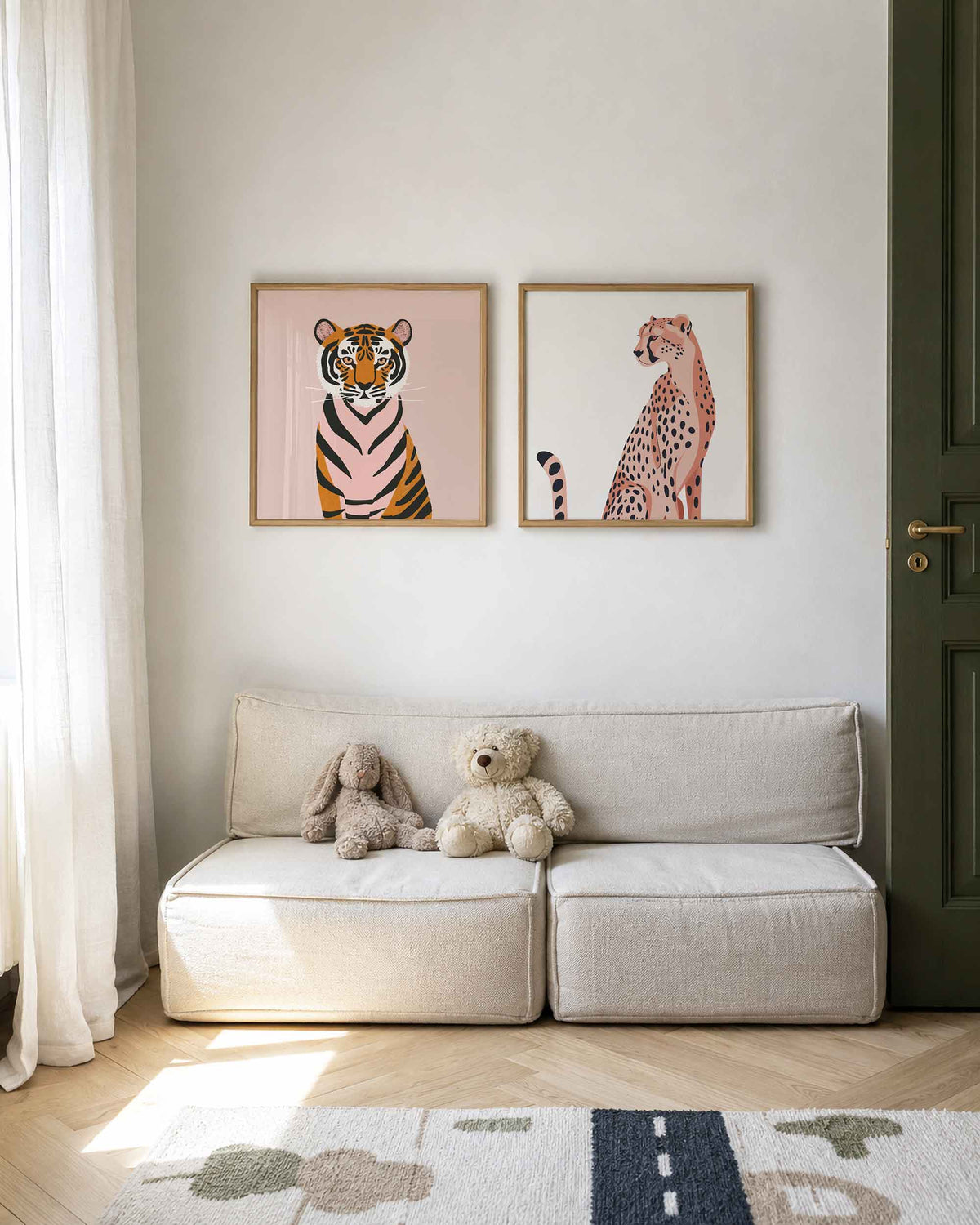 Interieurpresentatie van een tweedelige vierkante posterset met tijger en jachtluipaard