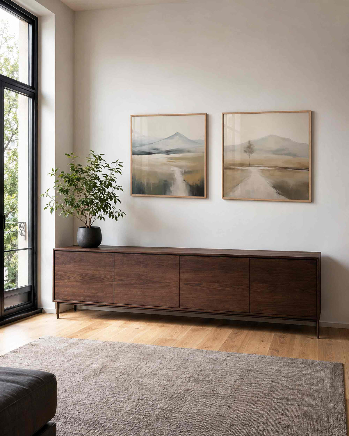 Interieurpresentatie van een tweedelige vierkante posterset met berglandschap met boom