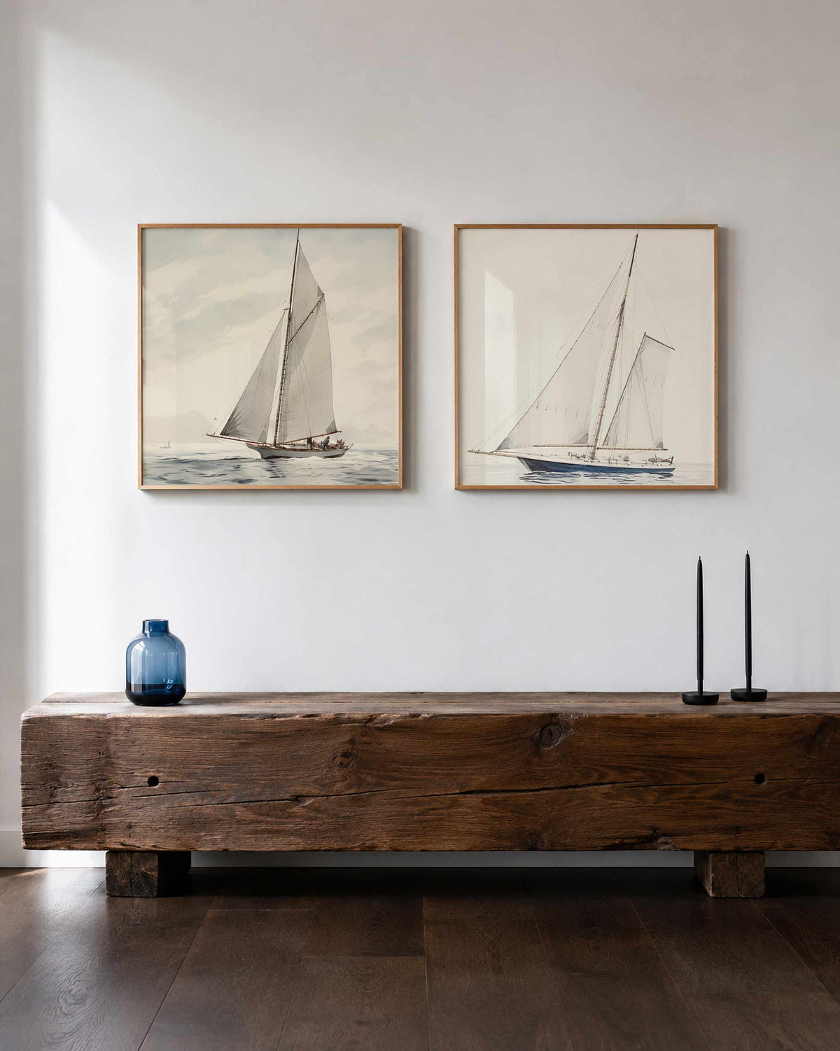 Interieurpresentatie van een tweedelige vierkante posterset met zeilboten op zee