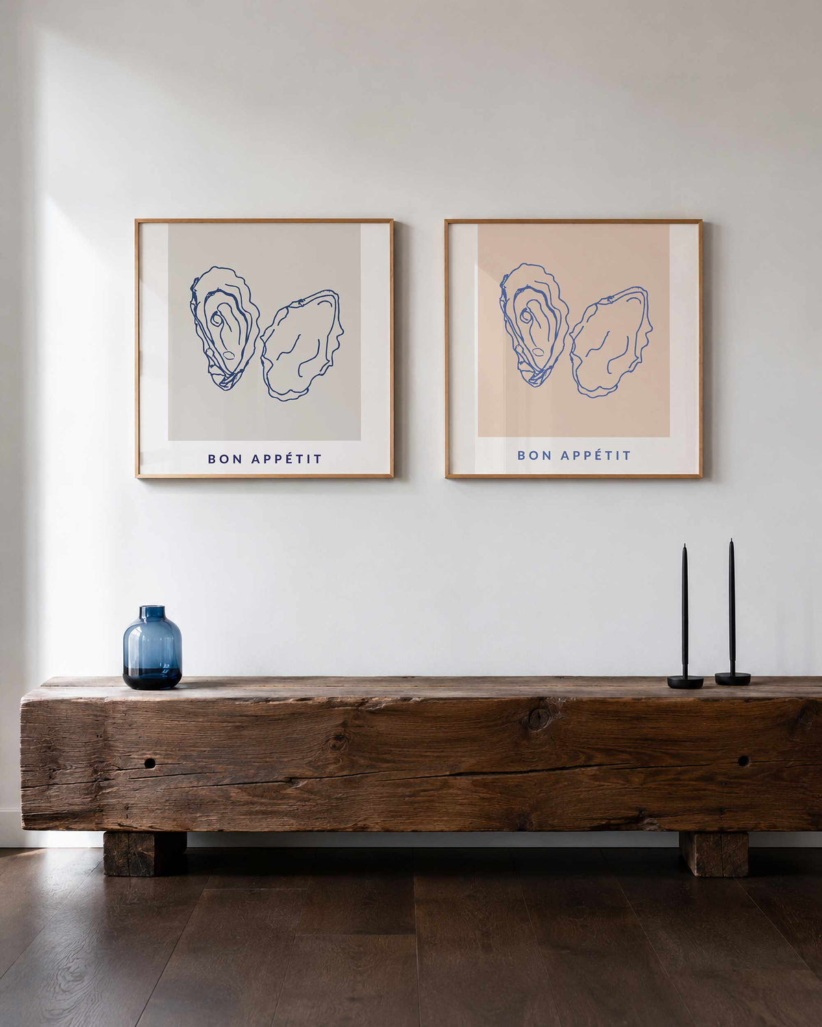 Interieurpresentatie van een tweedelige vierkante posterset met oester bon appétit