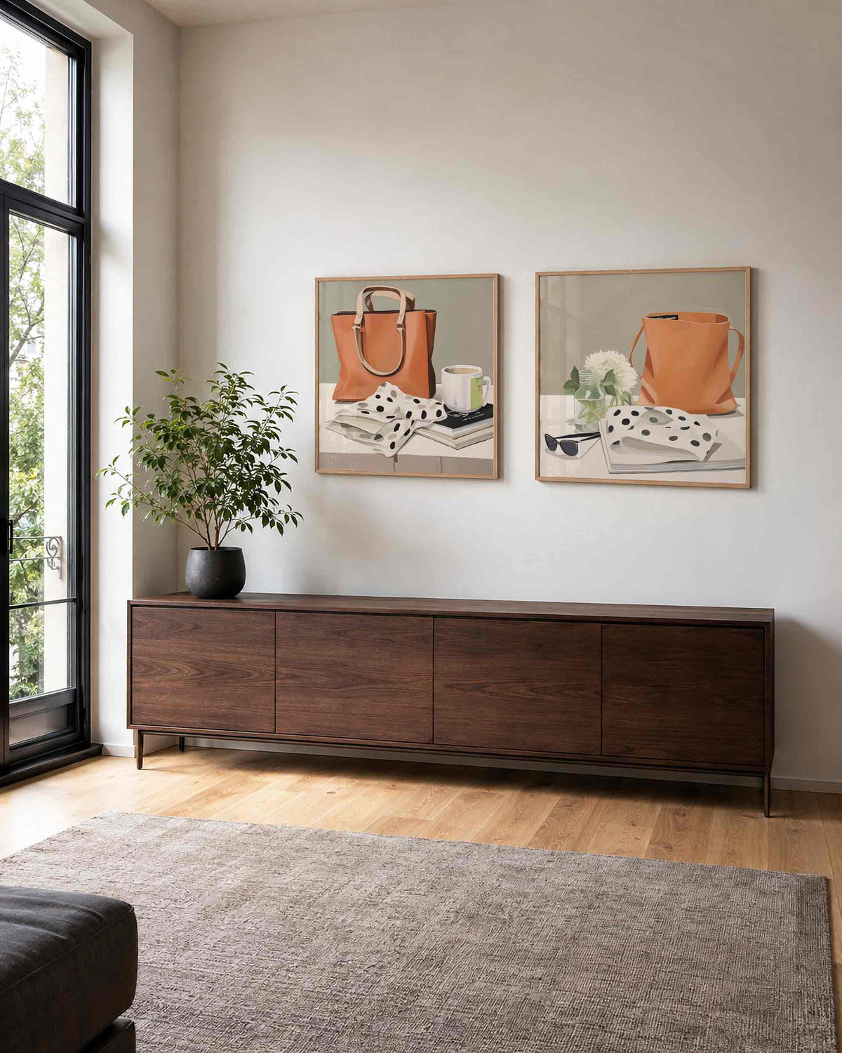 Interieurpresentatie van een tweedelige vierkante posterset met oranje shopper